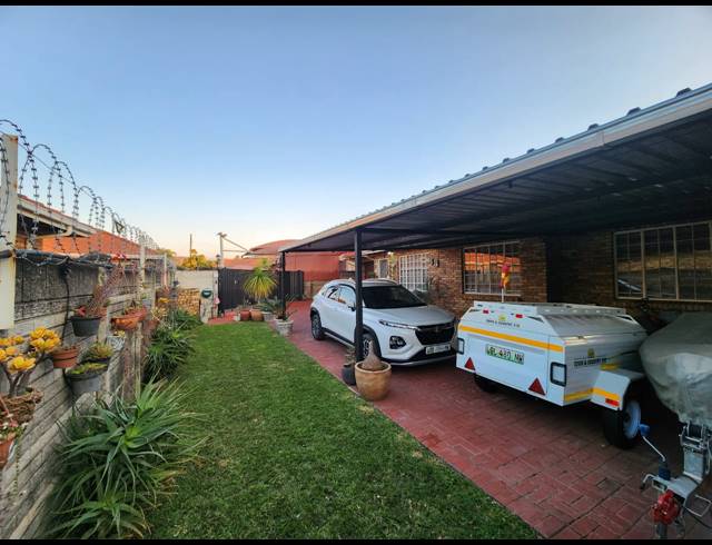 3 BEDROOM TOWNHOUSE FOR SALE IN PROTEA PARK